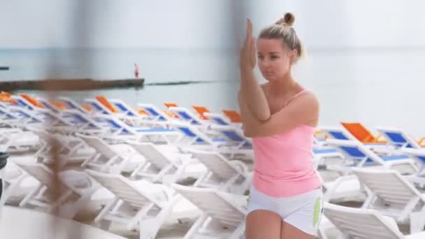 Mujer fitness haciendo yoga — Vídeos de Stock