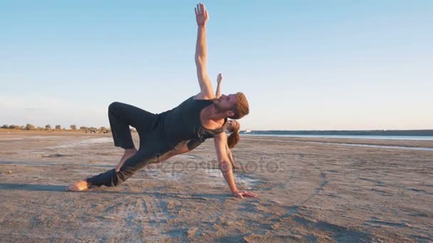 Beau couple faisant du yoga — Video