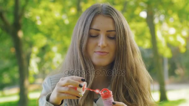 Γυναίκα κάνει ουράνιο τόξο φυσαλίδες — Αρχείο Βίντεο