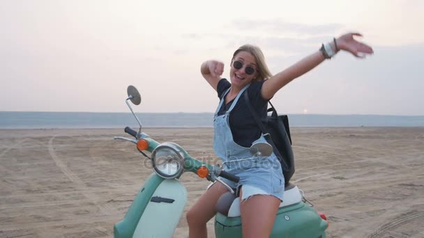 Kadın vintage scooter üzerinde — Stok video