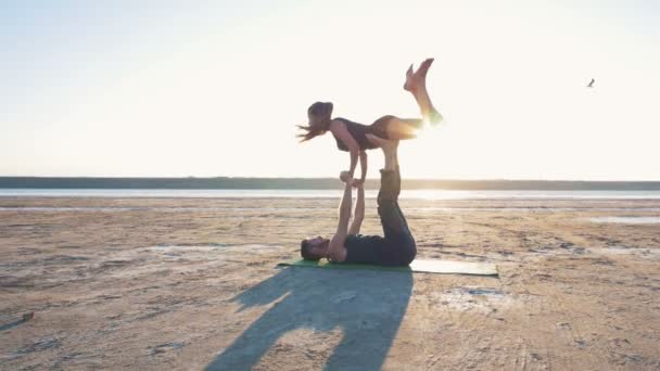 Deporte pareja haciendo yoga — Vídeo de stock