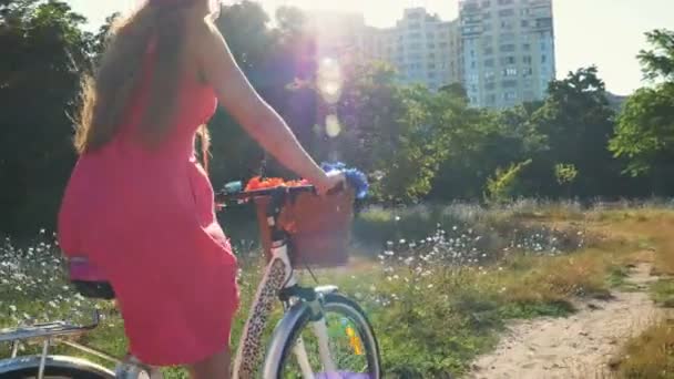 Mulher andar de bicicleta — Vídeo de Stock