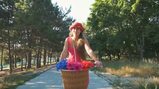 Мода женщина на велосипеде — стоковое видео
