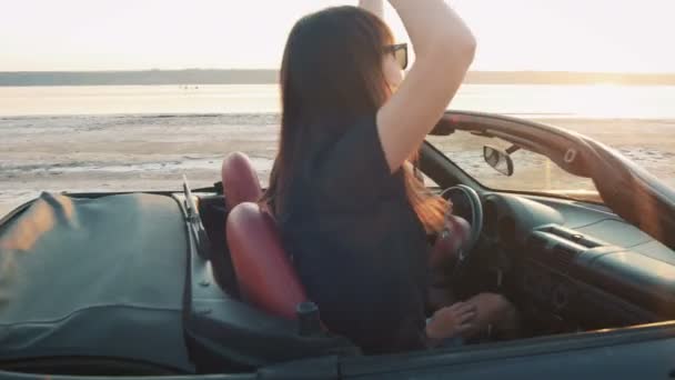 車で女性と男性 — ストック動画