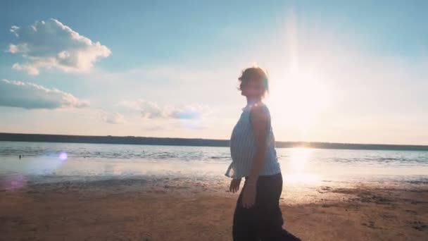 Boldog lány a tengerpart — Stock videók
