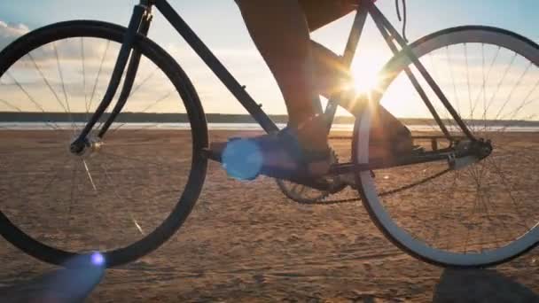 Hipster man rider bike — Stockvideo