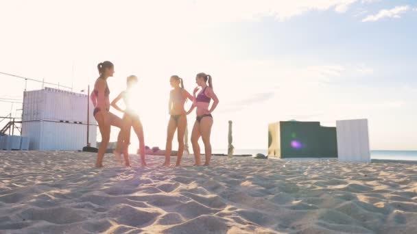 Sportiga kvinnor på stranden — Stockvideo