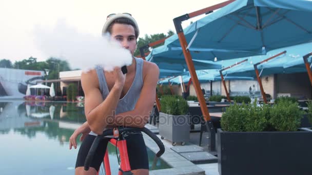 Hipster uomo fumare vaper — Video Stock