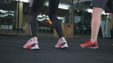 spor salonunda egzersizleri yapıyor Çift