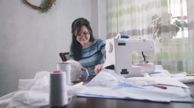 kadın dikiş makinesi ile