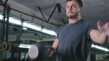 erkek spor salonunda egzersizleri yapıyor