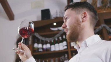 restoranda genç sommelier