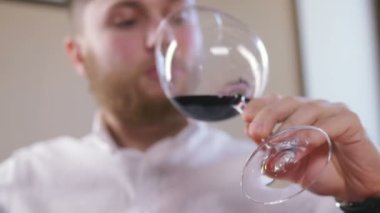 şarap tatma sommelier adam