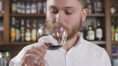şarap tatma sommelier adam