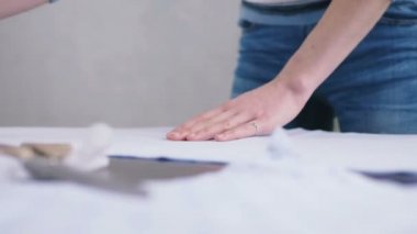 kadın moda tasarımcısı çalışma