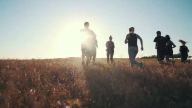 güneş doğarken çalışan insanlar