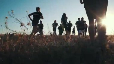 güneş doğarken çalışan insanlar