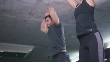 spor salonunda egzersizleri yapıyor Çift