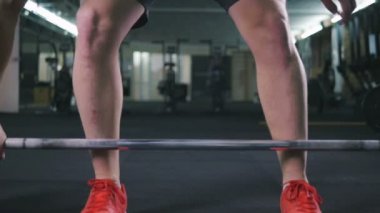 erkek spor salonunda egzersizleri yapıyor
