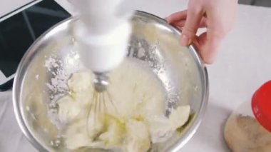 mutfakta yemek erkek
