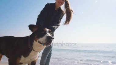 kadın siyah köpek ile oynamak