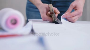 kadın moda tasarımcısı çalışma