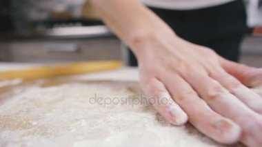 mutfakta yemek erkek