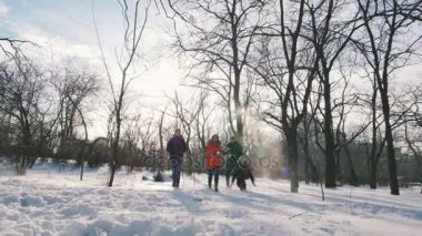 insanlar kışın eğleniyor