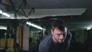 erkek spor salonunda egzersizleri yapıyor