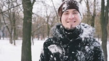 adam kış ormanda eğleniyor