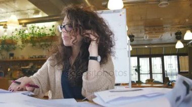 kadın çalışma Cafe