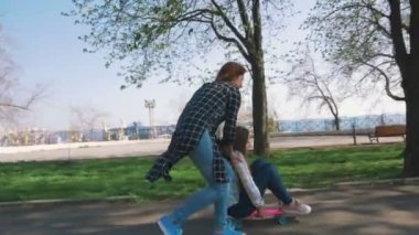 tahta park at binme kızlar 