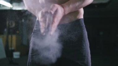 erkek spor salonunda egzersizleri yapıyor