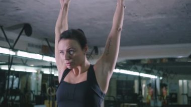 spor salonunda egzersizleri yapıyor Çift