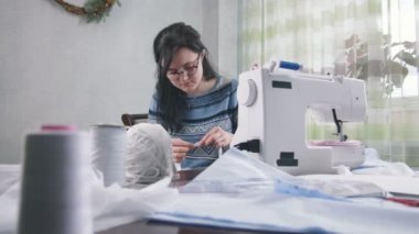 kadın dikiş makinesi ile