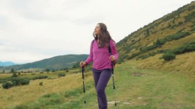 dağlarda trekking kadın