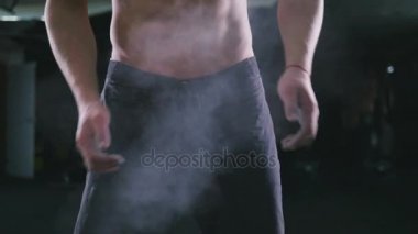 erkek spor salonunda egzersizleri yapıyor