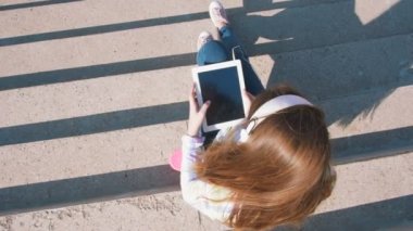 Kız merdivenlerde dijital tablet kullanma