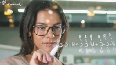  kadını camın üzerine yazma