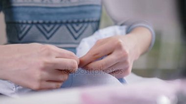 kadın moda tasarımcısı çalışma