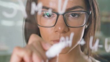  kadını camın üzerine yazma