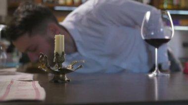 restoranda genç sommelier