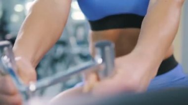 erkek spor salonunda egzersizleri yapıyor