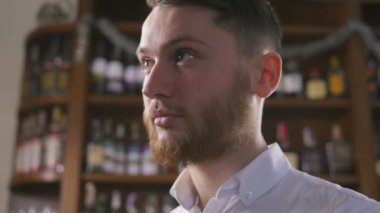 restoranda genç sommelier