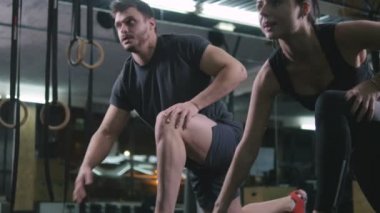 spor salonunda egzersizleri yapıyor Çift