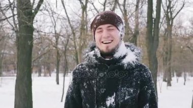 adam kış ormanda eğleniyor