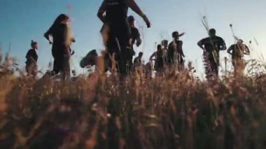 güneş doğarken çalışan insanlar