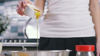 mutfakta yemek erkek