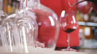 restoranda genç sommelier