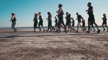 güneş doğarken çalışan insanlar